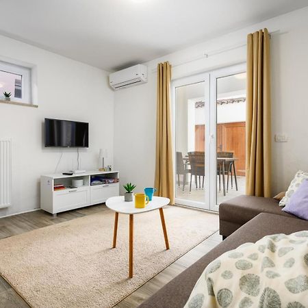 Center House With Apartments Umago Exterior foto