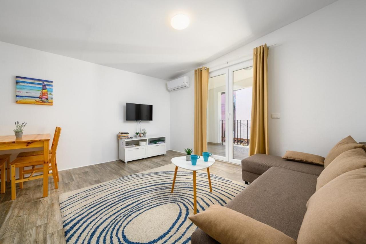 Center House With Apartments Umago Exterior foto