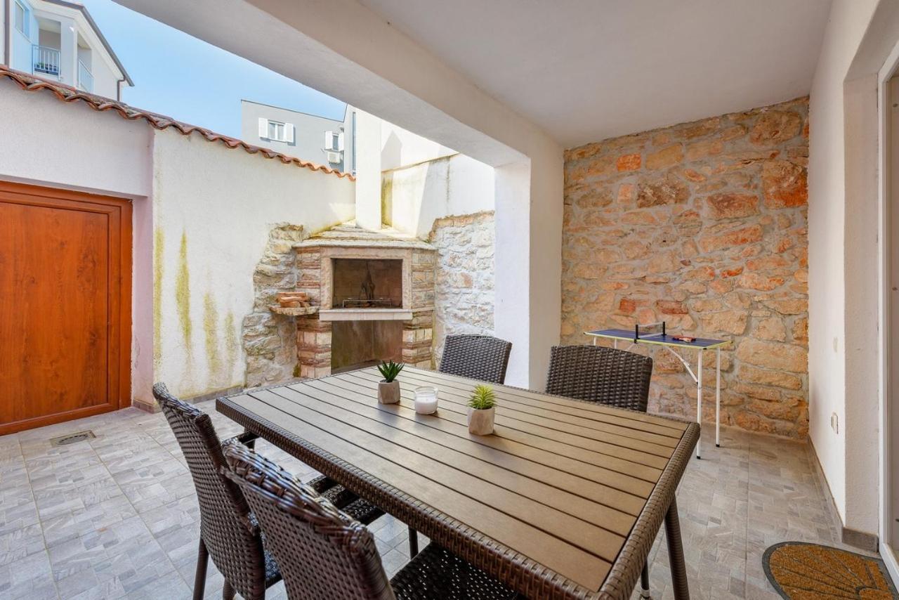Center House With Apartments Umago Exterior foto