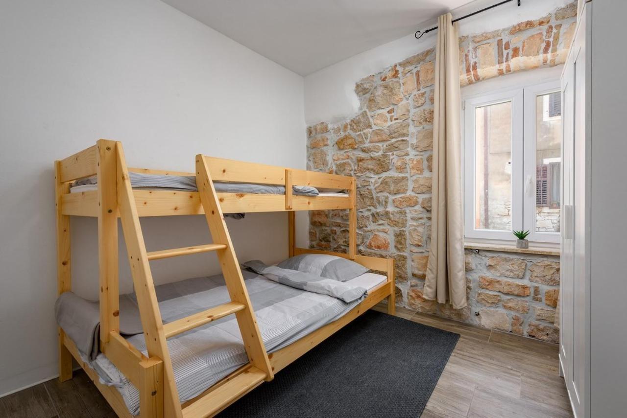 Center House With Apartments Umago Exterior foto