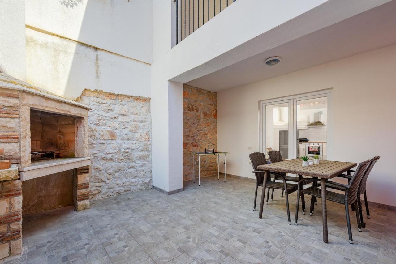 Center House With Apartments Umago Exterior foto
